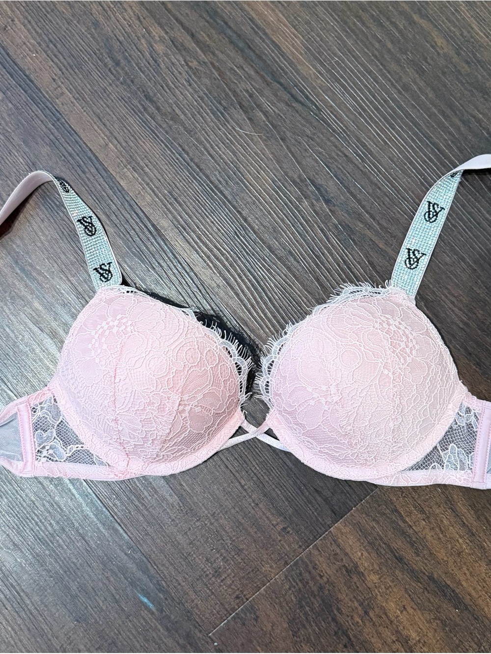 Victoria’s Secret bombshell push up bra